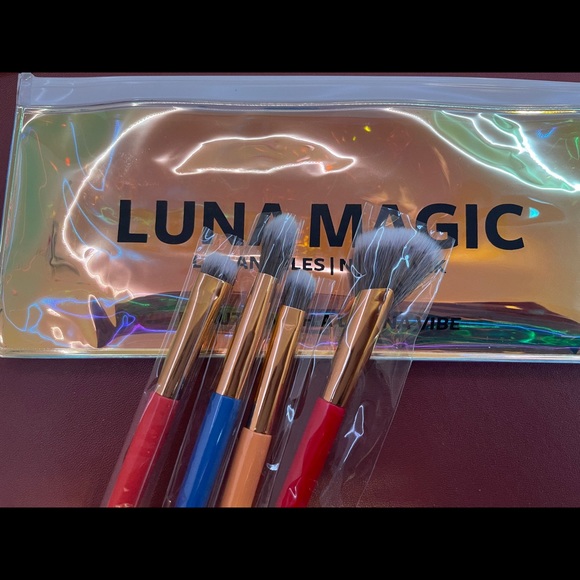 Eyeshadow palette and brush set - Picture 4 of 4